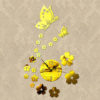 Horloge dorée avec des fleurs et papillons