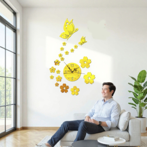 Horloge dorée avec des fleurs et papillons