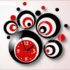 Horloge noire rouge avec des cercles