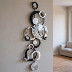 - Horloge argentée noire avec des cercles